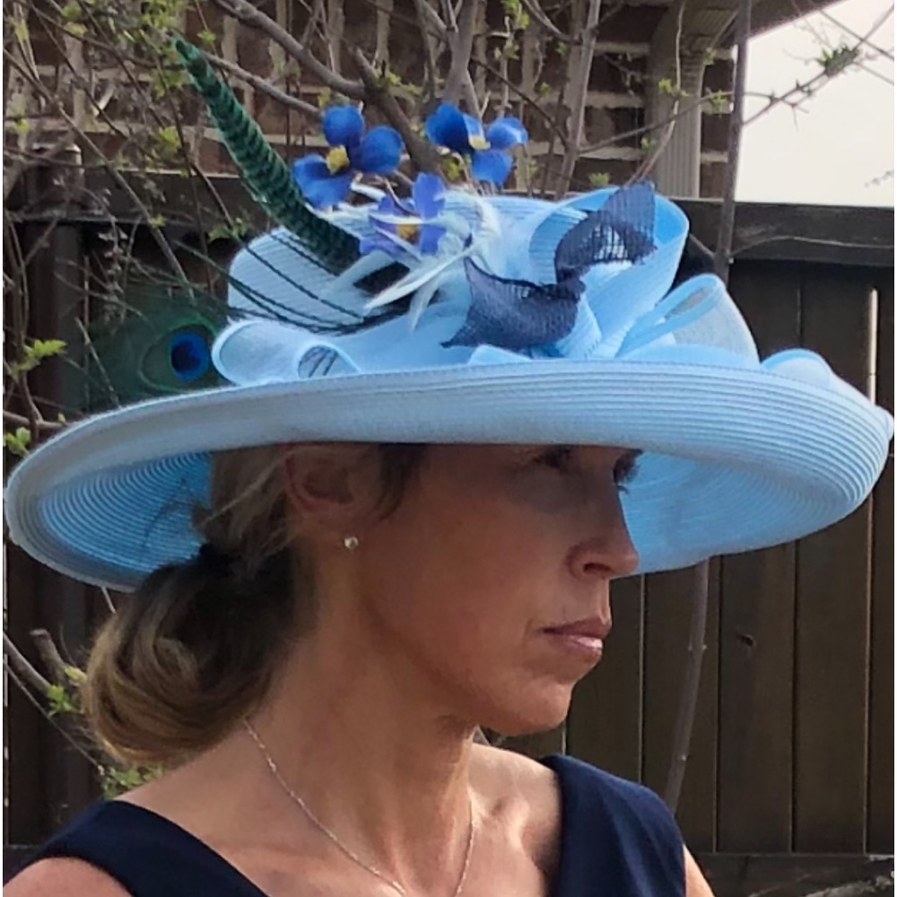 Kentucky Derby hat! Gorgeous light blue hat with navy blue accents. Size is 7.5”